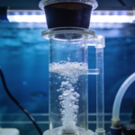 skimmer de proteínas em funcionamento em aquário marinho