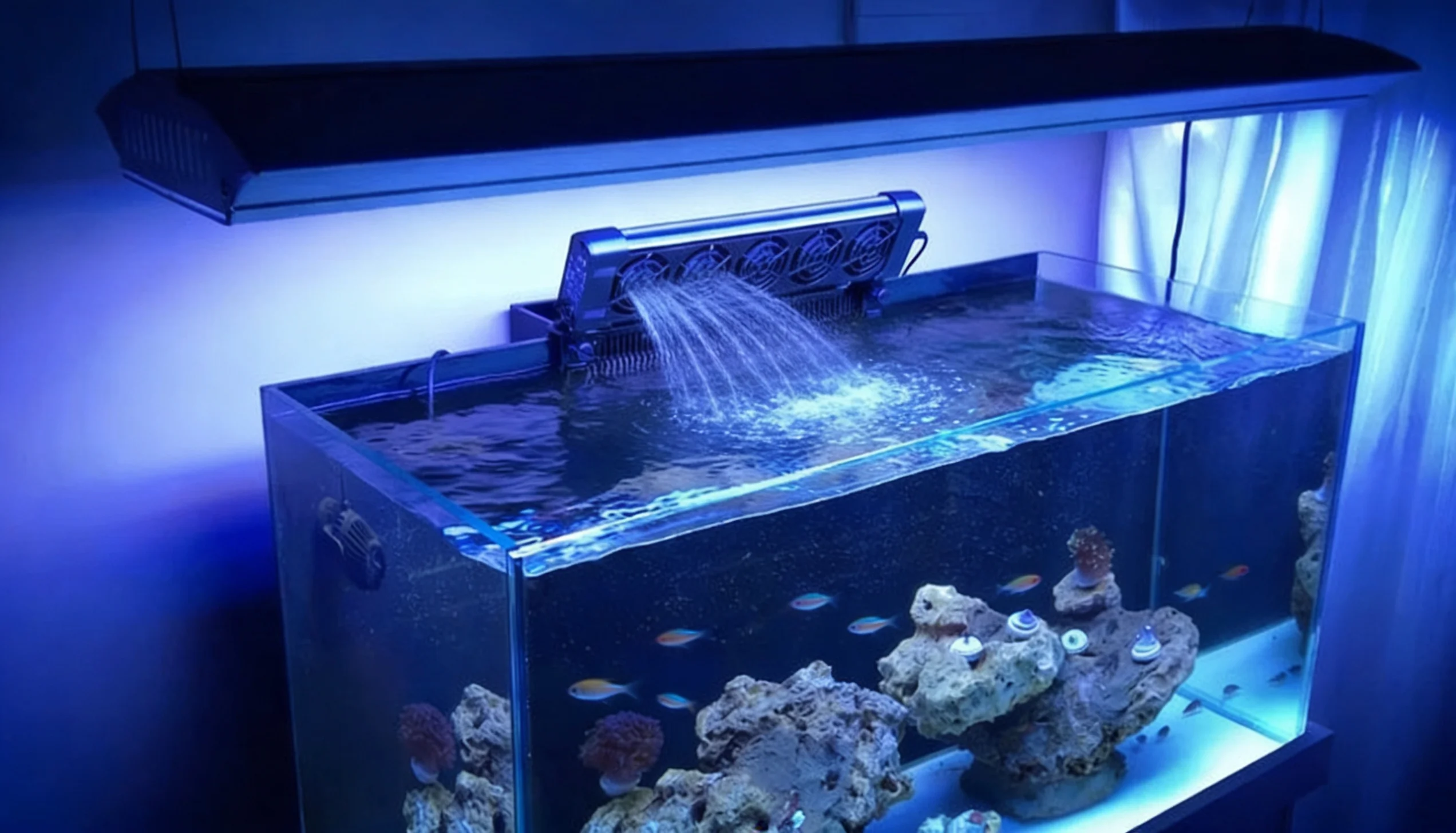 ventilador de aquário resfriando água marinha no verão
